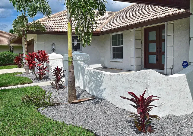 Photo 2 of Single family home for sale at 102 Windward Dr, Osprey, FL 34229 | MLS# TB8556740 | Listing updated on 2026-10-10