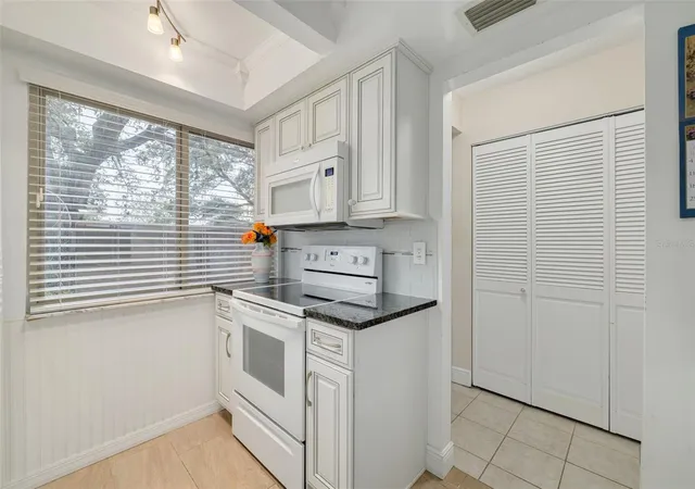 Listing Photo 4 - Condo for sale in building located at 2476 Laurelwood Dr, CLEARWATER, FL 33763 - Unit #C