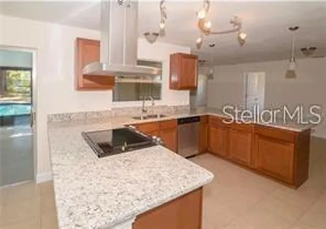 Photo 3 of Single family home for sale at 100 Huntswood Ct, Longwood, FL 32750 | MLS# O6448879 | Listing updated on 2026-10-10