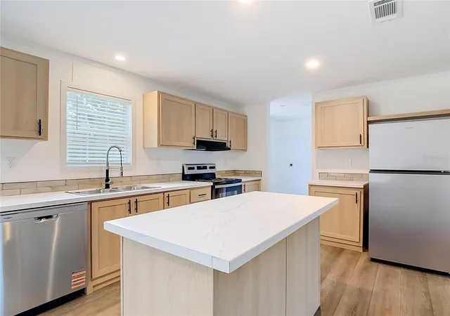 Photo 4 of Manufactured home for sale at 9717 Moore Rd, Lakeland, FL 33809 | MLS# L4965694 | Listing updated on 2026-10-11