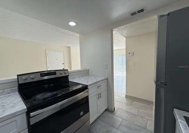 Listing Photo 5 - Condo for sale in building located at 941 W Oak Ridge Rd, Orlando, FL 32809 - Unit #D