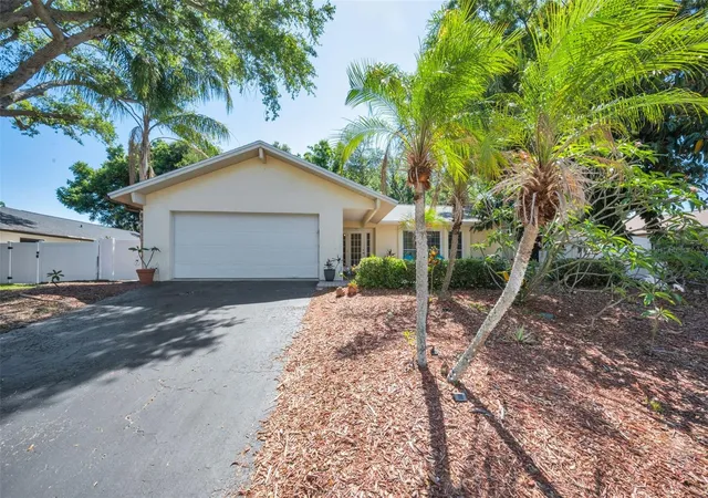 Photo 2 of Single family home for sale at 520 Sandy Hook Rd, Palm Harbor, FL 34683 | MLS# TB8556920 | Listing updated on 2026-10-11