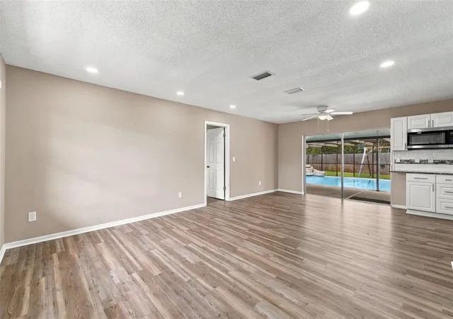 Photo 3 of Single family home for sale at 9526 Bayside Ct, Spring Hill, FL 34608 | MLS# W7890238 | Listing updated on 2026-10-11