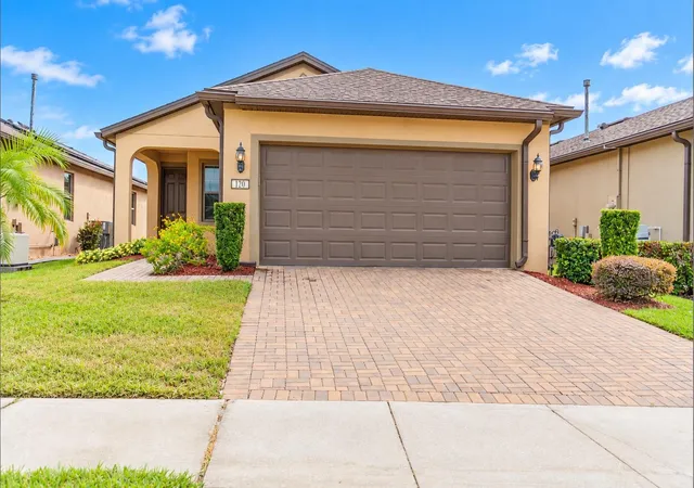 Single family home for sale at 120 Montoro, DAVENPORT, FL 33837 | MLS# G5118926