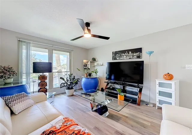 Listing Photo 2 - Condo for sale in building located at 1935 Conway Rd, Orlando, FL 32812 - Unit #F5