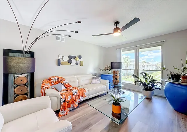 Listing Photo 3 - Condo for sale in building located at 1935 Conway Rd, Orlando, FL 32812 - Unit #F5