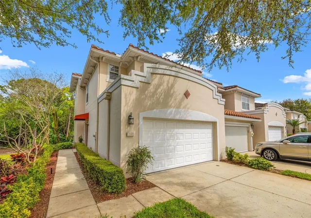 Photo 3 of Townhouse for sale at 252 Valencia Cir, Saint Petersburg, FL 33716 | MLS# TB8556967 | Listing updated on 2026-10-10