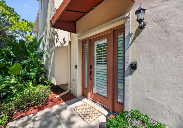 Photo 4 of Townhouse for sale at 252 Valencia Cir, Saint Petersburg, FL 33716 | MLS# TB8556967 | Listing updated on 2026-10-11