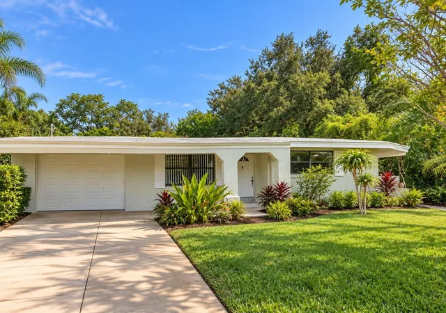 Photo 2 of Single family home for sale at 4702 Cronin Dr, Sarasota, FL 34232 | MLS# A4709184 | Listing updated on 2026-10-11