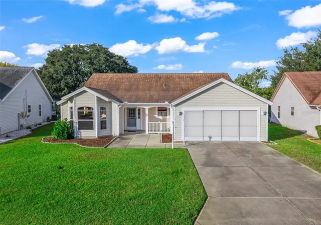 Single family home for sale at 930 Ramos Dr, Lady Lake, FL 32159 | MLS# G5118929