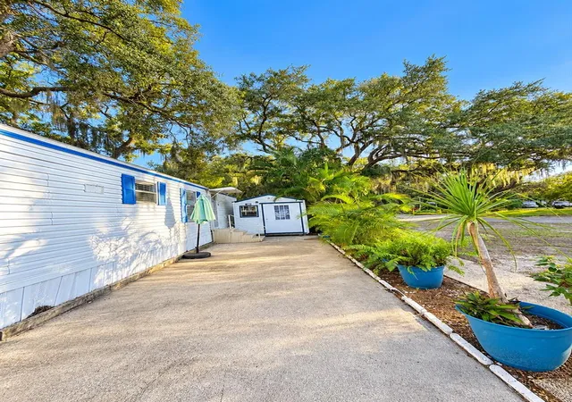 Photo 3 of Manufactured home for sale at 1301 Live Oak Pkwy, Tarpon Springs, FL 34689 | MLS# W7890243 | Listing updated on 2026-10-20