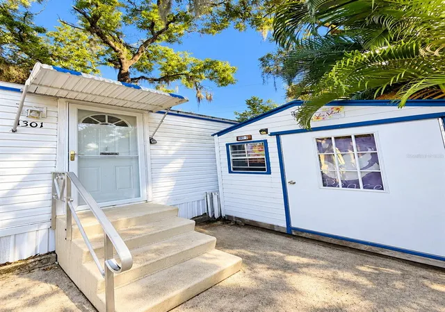 Photo 4 of Manufactured home for sale at 1301 Live Oak Pkwy, Tarpon Springs, FL 34689 | MLS# W7890243 | Listing updated on 2026-10-20