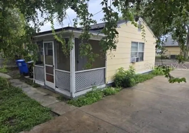 Photo 3 of House for sale at 1139 40th Street S, Saint Petersburg, FL 33711 | MLS# TB8556986 | Listing updated on 2026-10-21