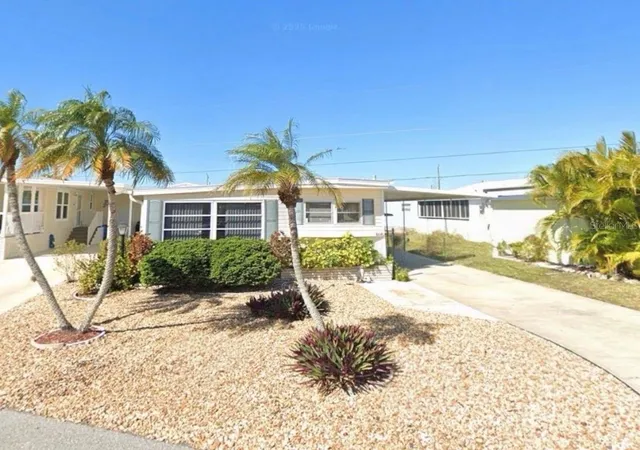 Photo 1 of Sale Pending at 864 S Green Cir, Venice, FL 34285 | MLS# N6146153 | Listing updated on 2026-10-12
