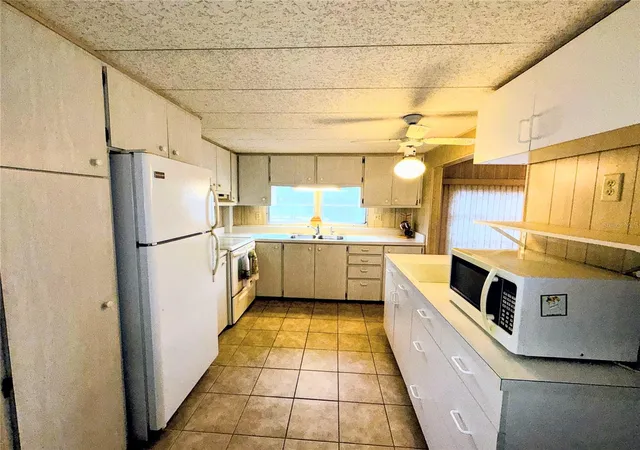 Photo 4 of Sale Pending at 864 S Green Cir, Venice, FL 34285 | MLS# N6146153 | Listing updated on 2026-10-12