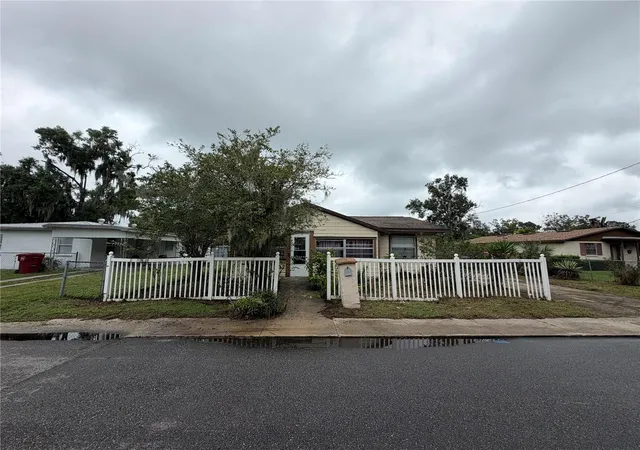 Photo 1 of Single family home for sale at 1104 E Warren St, Plant City, FL 33563 | MLS# TB8557022 | Listing updated on 2026-10-12