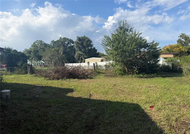 Photo 2 of Single family home for sale at 1104 E Warren St, Plant City, FL 33563 | MLS# TB8557022 | Listing updated on 2026-10-12