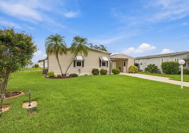 Photo 3 of Manufactured home for sale at 4 Meadowlark Cir, Ellenton, FL 34222 | MLS# A4709200 | Listing updated on 2026-10-12
