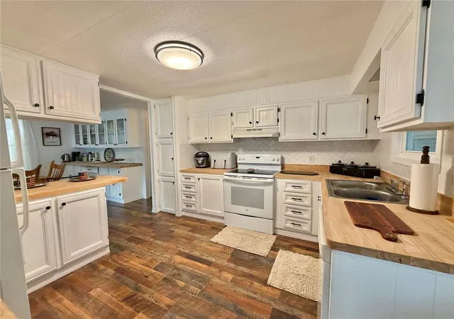 Photo 3 of Manufactured home for sale at 103 Tamarisk Way, Leesburg, FL 34748 | MLS# G5118940 | Listing updated on 2026-10-23