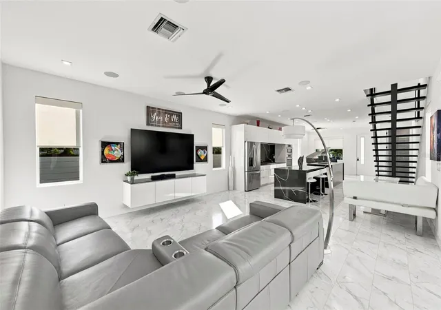 Photo 2 of Single family home for sale at 2423 2nd Avenue N, Saint Petersburg, FL 33713 | MLS# TB8557064 | Listing updated on 2026-10-21