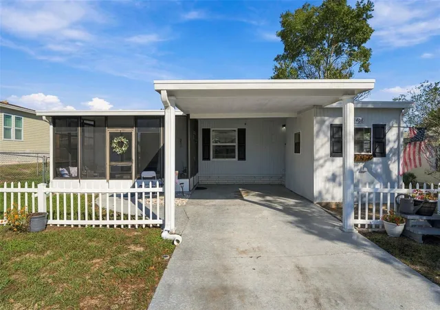 Photo 3 of Manufactured home for sale at 8408 Fleetway Ave, Brooksville, FL 34613 | MLS# W7890251 | Listing updated on 2026-10-15
