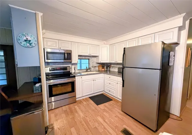 Photo 3 of Manufactured home for sale at 855 S Green Cir, Venice, FL 34285 | MLS# N6146159 | Listing updated on 2026-10-15