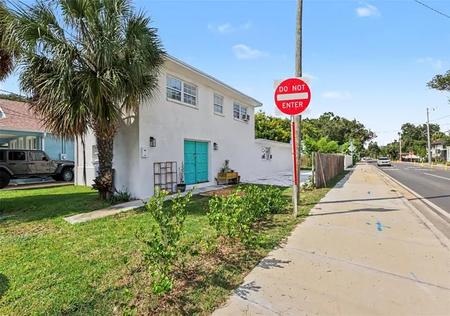 Photo 1 of Sale Pending at 301 W Chelsea St, Tampa, FL 33603 | MLS# TB8557123 | Listing updated on 2026-10-24