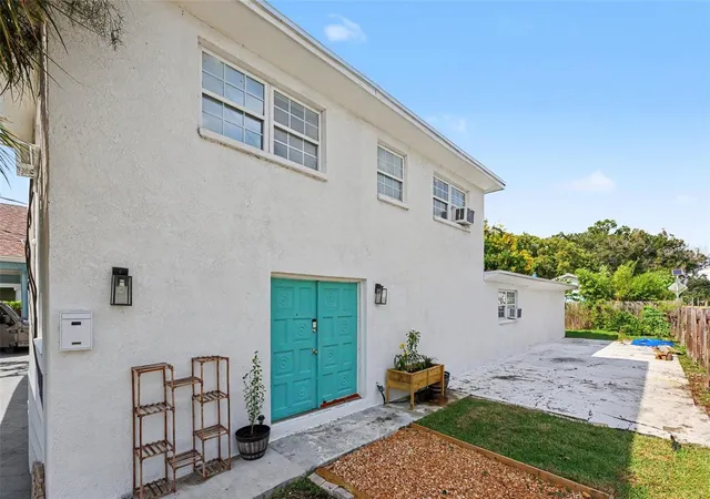 Photo 3 of Sale Pending at 301 W Chelsea St, Tampa, FL 33603 | MLS# TB8557123 | Listing updated on 2026-10-24