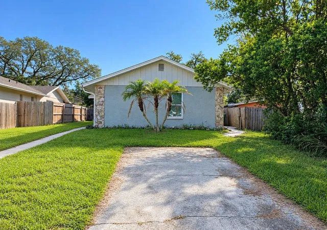 Single family home for sale at 10417 N Hartts Dr, TAMPA, FL 33617 | MLS# TB8557134