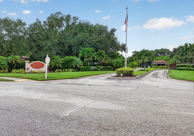 Photo 4 of Condo for sale at 1800 Mariner Dr #4, Tarpon Springs, FL 34689 | MLS# TB8557191 | Listing updated on 2026-10-23