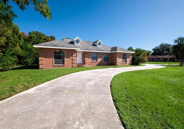 Photo 2 of Single family home for sale at 627 E Magnolia St, Arcadia, FL 34266 | MLS# A4709280 | Listing updated on 2026-10-28
