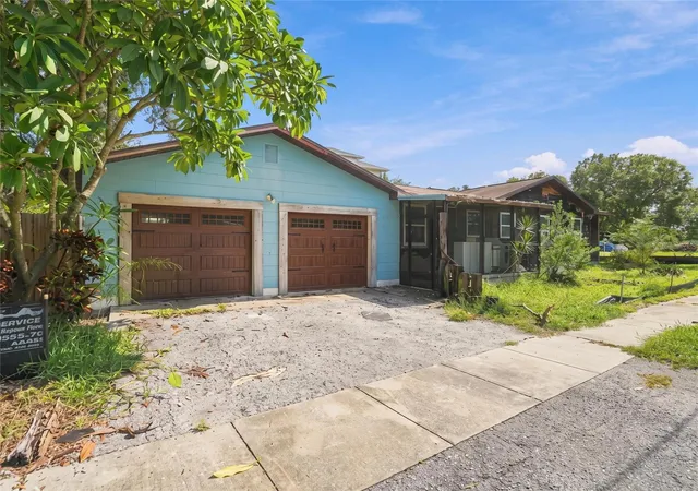 Photo 3 of Single family home for sale at 733 58th Avenue Ne, Saint Petersburg, FL 33703 | MLS# TB8557223 | Listing updated on 2026-10-15