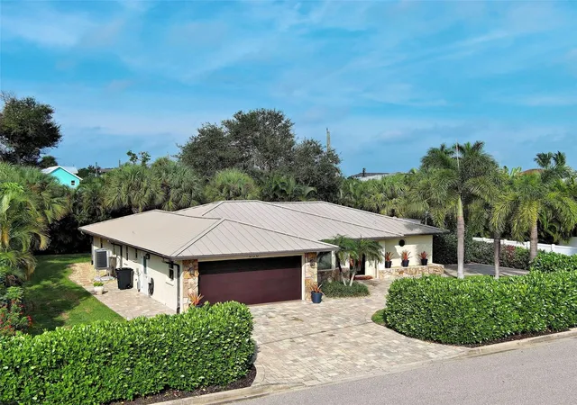 Photo 3 of Single family home for sale at 800 Osprey St, Venice, FL 34285 | MLS# N6146163 | Listing updated on 2026-10-15