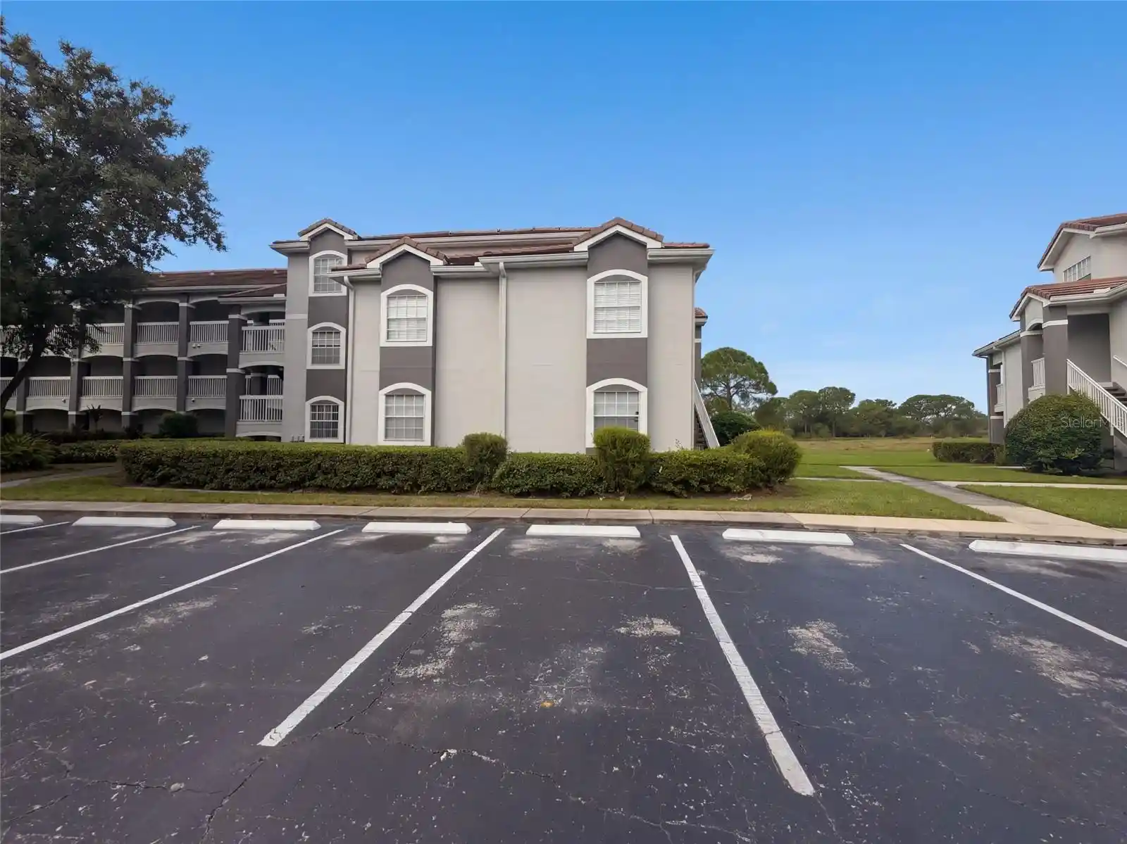 Listing Photo 1 - Condo for sale in 13838 Fairway Island Dr located at 13838 Fairway Island Dr, Orlando, FL 32837 - Unit #1411