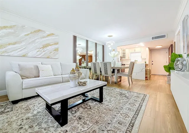Listing Photo 2 - Condo for sale in building located at 1520 Gln Oaks Dr E, Sarasota, FL 34232 - Unit #244