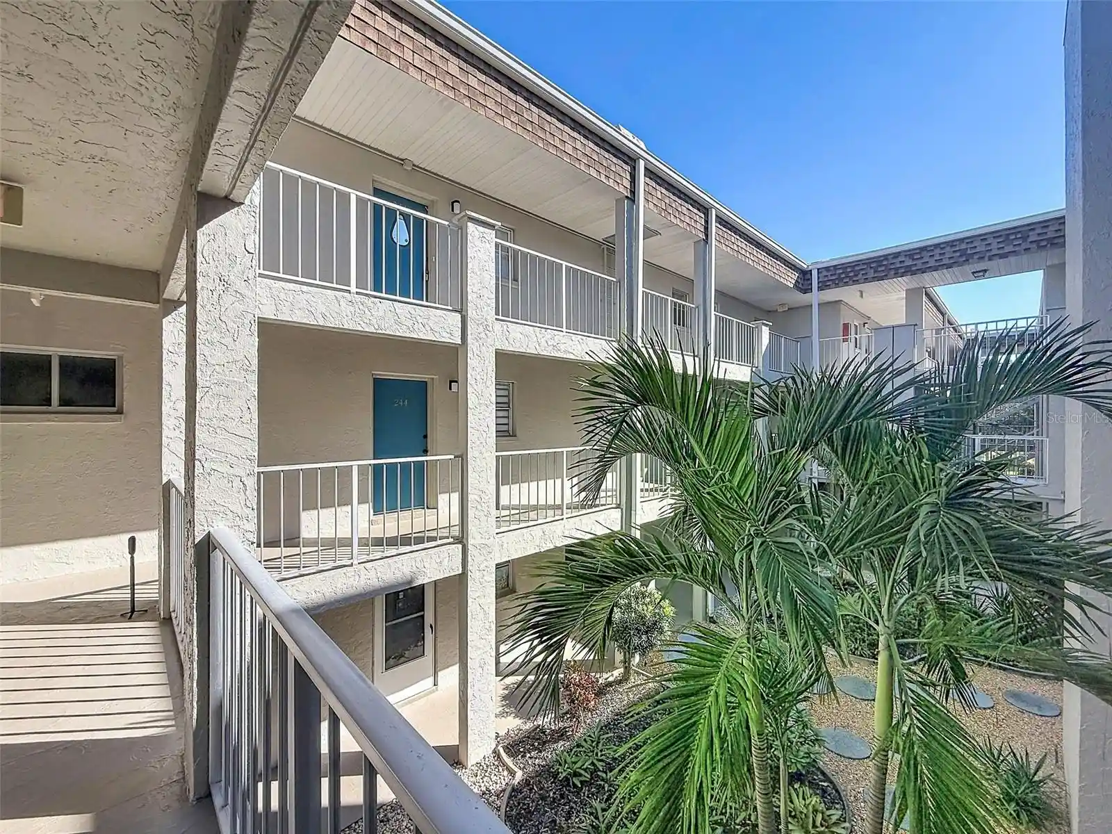 Listing Photo 1 - Condo for sale in 1520 Gln Oaks Dr E located at 1520 Gln Oaks Dr E, Sarasota, FL 34232 - Unit #244