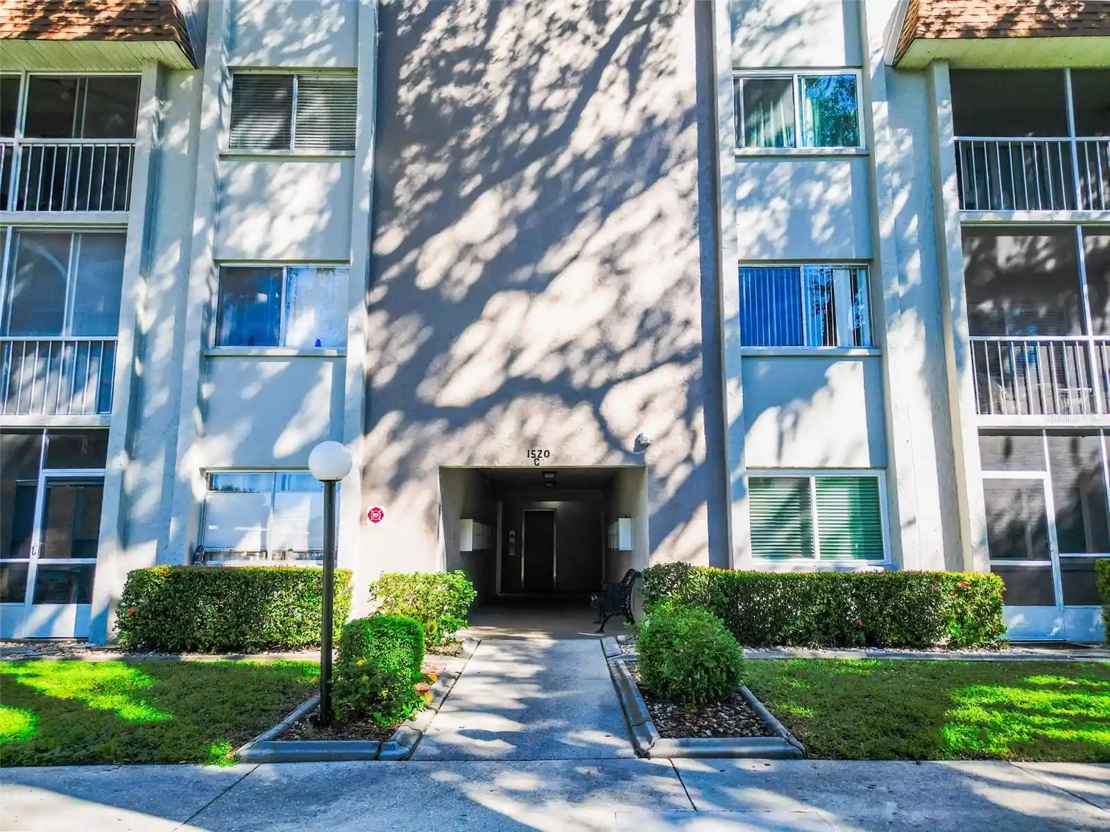 Listing Photo 1 - Condo for sale in 1520 Gln Oaks Dr E located at 1520 Gln Oaks Dr E, Sarasota, FL 34232 - Unit #244