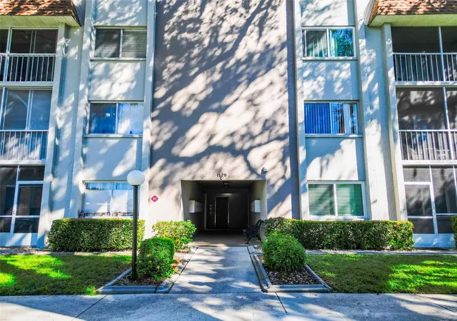 Listing Photo 1 - Condo for sale in building located at 1520 Gln Oaks Dr E, Sarasota, FL 34232 - Unit #244