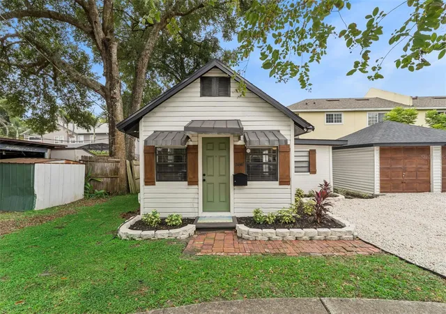 Photo 3 of House for sale at 1438 Catherine St, Orlando, FL 32801 | MLS# O6449250 | Listing updated on 2026-10-29