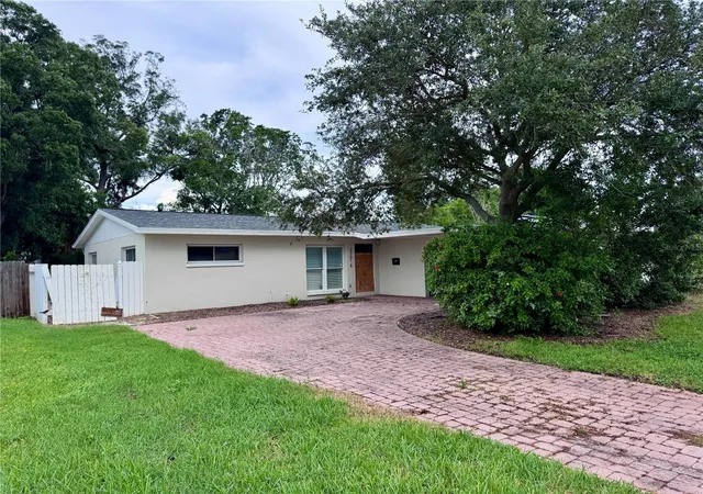 Photo 1 of Single family home for sale at 3701 Shore Acres Blvd NE, Saint Petersburg, FL 33703 | MLS# TB8557307 | Listing updated on 2026-10-14