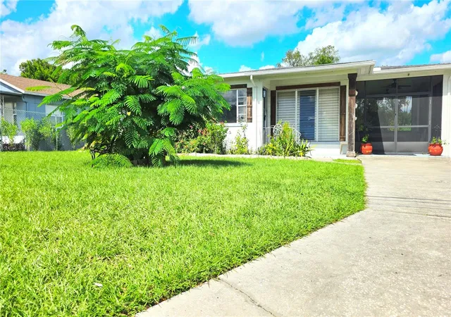 Photo 2 of Single family home for sale at 213 W Crawford St, Lakeland, FL 33805 | MLS# TB8557311 | Listing updated on 2026-10-16
