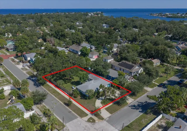 Photo 3 of Single family home for sale at 2534 Bayside Dr S, Saint Petersburg, FL 33705 | MLS# TB8557390 | Listing updated on 2026-10-15