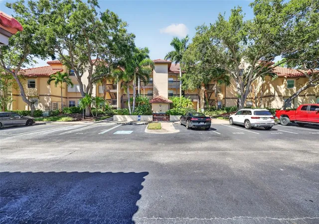 Photo 2 of Condo for sale at 2400 Feather Sound Dr #1121, Clearwater, FL 33762 | MLS# TB8557398 | Listing updated on 2026-10-20