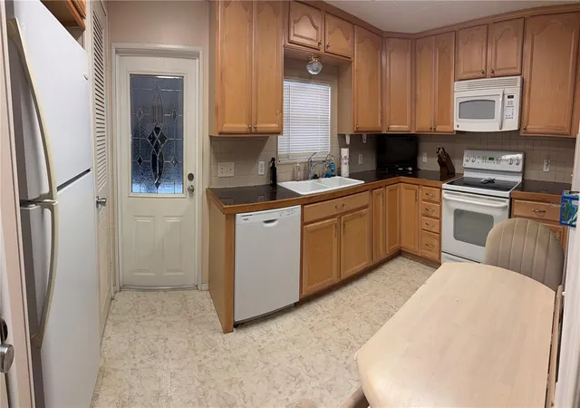 Photo 3 of Manufactured home for sale at 3301 2nd Street Blvd #261, Dunedin, FL 34698 | MLS# TB8557429 | Listing updated on 2026-10-13