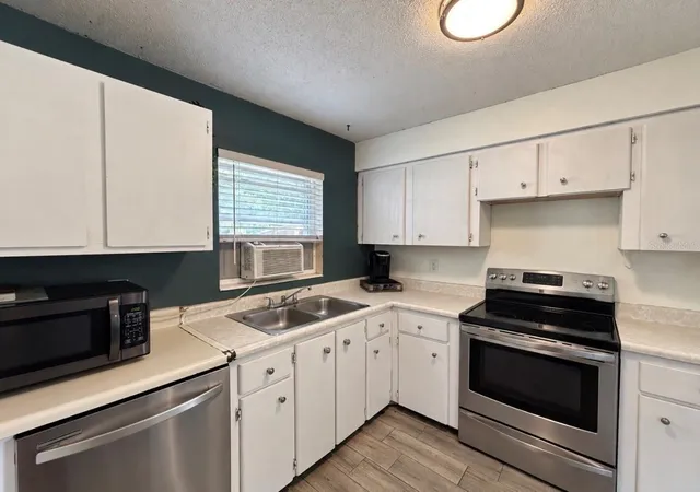 Photo 3 of Single family home for sale at 6745 Larch Ln, Orlando, FL 32807 | MLS# O6449382 | Listing updated on 2026-10-21
