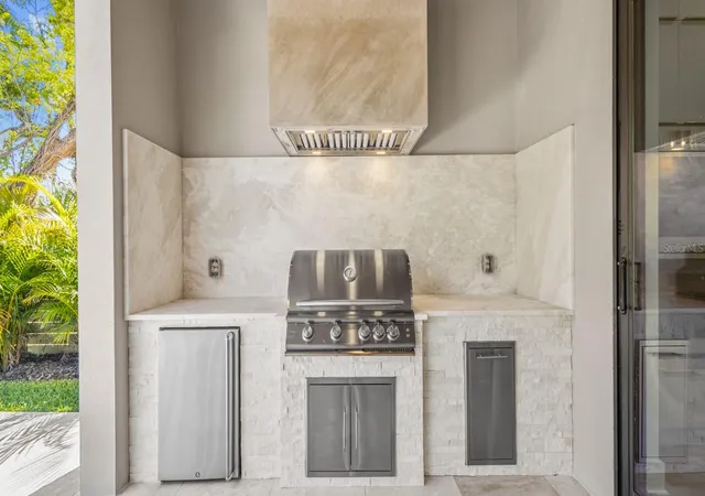 Photo 2 of Single family home for sale at 1009 W Coral St, Tampa, FL 33602 | MLS# TB8557443 | Listing updated on 2026-10-16