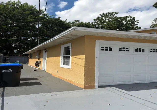 Photo 2 of Sale Pending at 104 S Observatory Dr, Orlando, FL 32835 | MLS# O6449396 | Listing updated on 2026-10-17