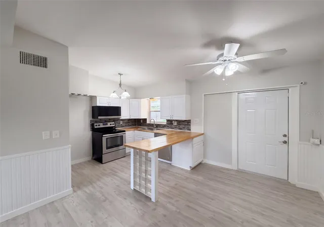 Photo 2 of Single family home for sale at 1371 Jeffords St, Clearwater, FL 33756 | MLS# O6449414 | Listing updated on 2026-10-17