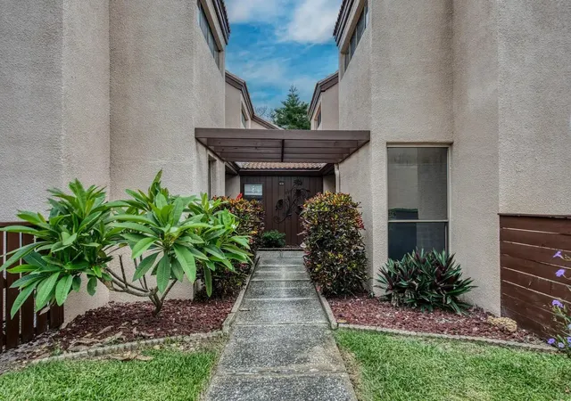 Photo 1 of Condo for sale at 6313 Pelican Crk Xing, Saint Petersburg, FL 33707 | MLS# TB8557476 | Listing updated on 2026-10-15