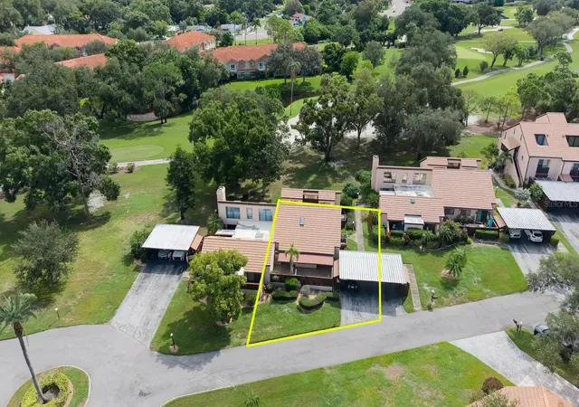 Photo 3 of Condo for sale at 6313 Pelican Crk Xing, Saint Petersburg, FL 33707 | MLS# TB8557476 | Listing updated on 2026-10-15